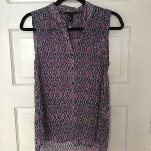 Sleeveless Button-up blouse